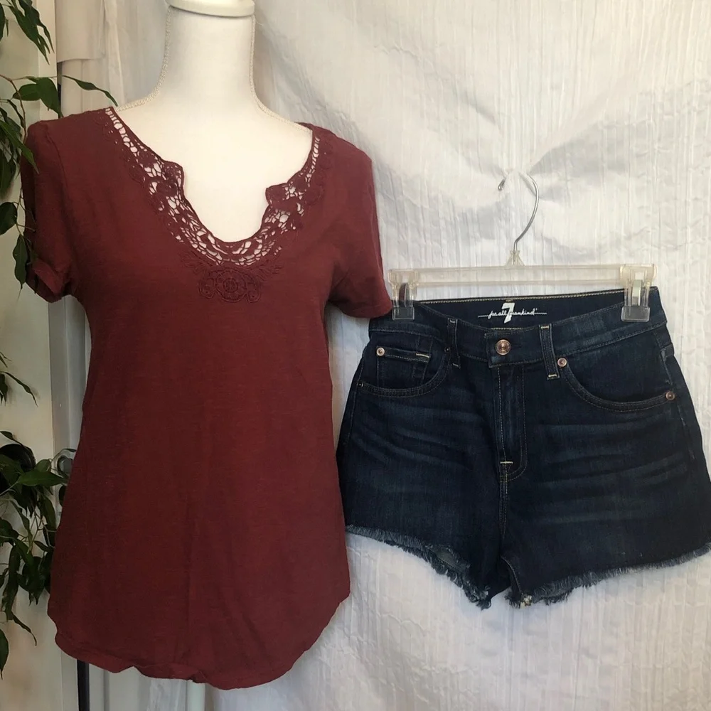 7 FOR ALL MANKIND sz 2 denim shorts w/ fringe & LOFT rust short sleeve lace top